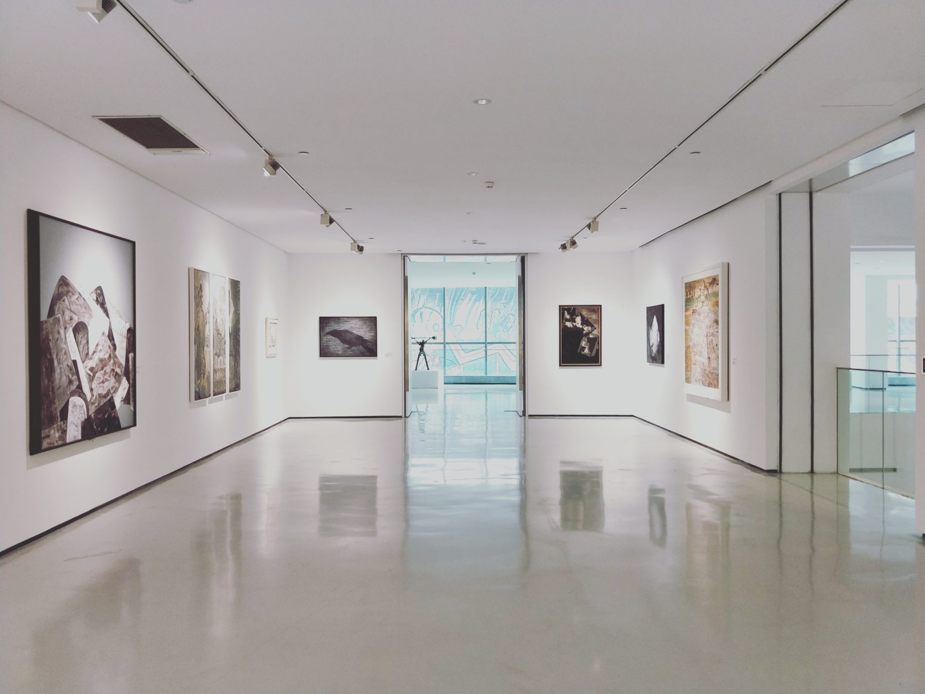 Image of an gallery space with white walls 